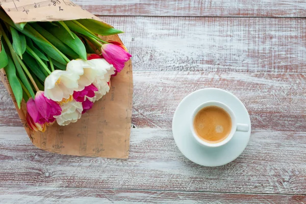 Tulpen ist in ein Papier und Kaffee gewickelt — Stockfoto