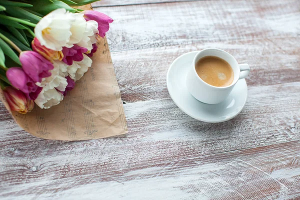 Tulpen und Kaffee auf dem Tisch — Stockfoto