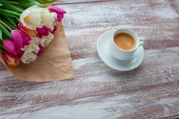Tulpen ist in ein Papier und Kaffee gewickelt — Stockfoto