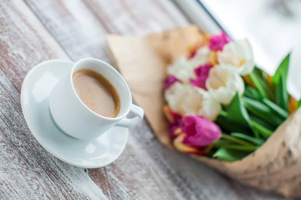 Tulipanes y café en la mesa — Foto de Stock