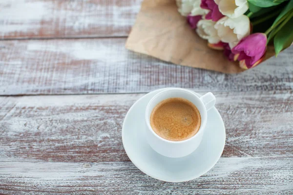 Tulpen und Kaffee auf dem Tisch — Stockfoto