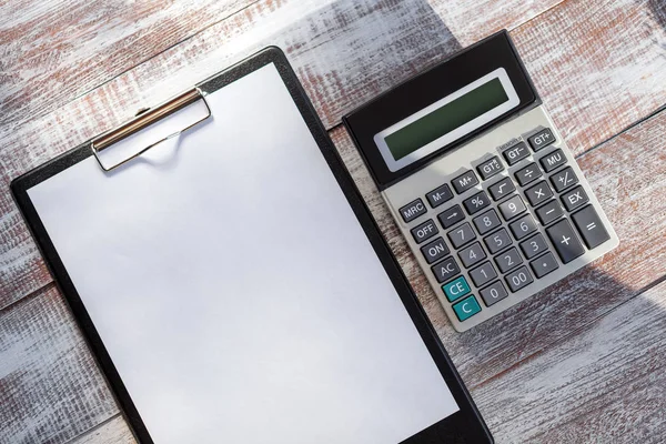 Een papier en Rekenmachine worden geïsoleerd — Stockfoto