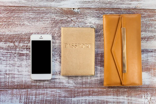 Objetos para viajar sobre un fondo de madera . — Foto de Stock