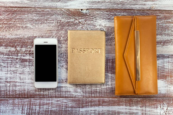 Objetos para viajar sobre un fondo de madera . — Foto de Stock