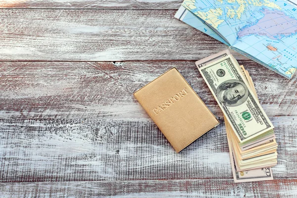 Objetos para viajar sobre un fondo de madera . — Foto de Stock