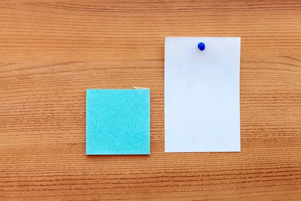 Blue klistermärke med ett vitt papper — Stockfoto
