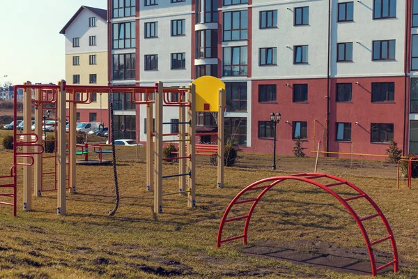 Parque infantil cerca de una casa — Foto de Stock