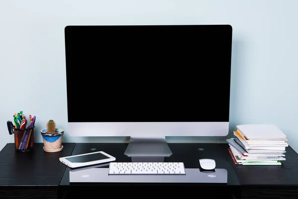 Ordenador sobre una mesa de madera negra — Foto de Stock