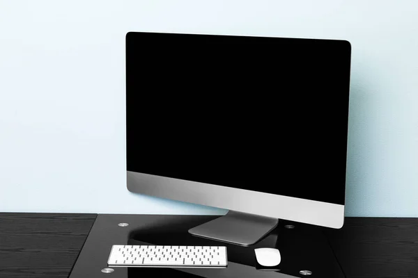 Biały komputera na stół czarny — Zdjęcie stockowe