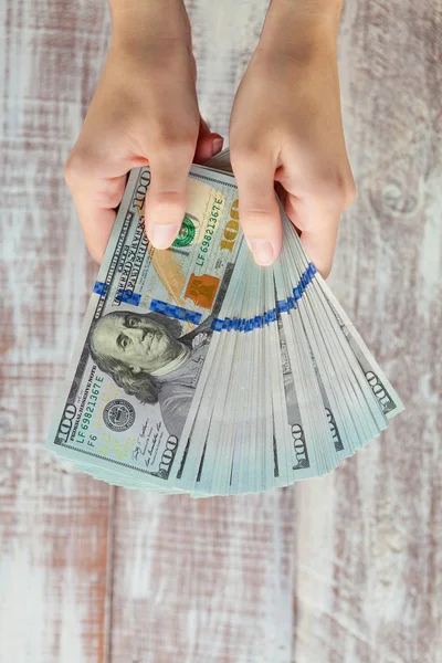 Vrouw Met Dollars Bankbiljetten Close — Stockfoto