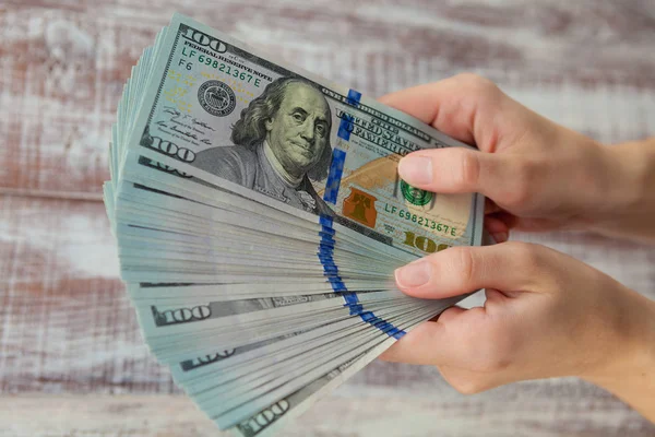 Vrouw Met Dollars Bankbiljetten Close — Stockfoto