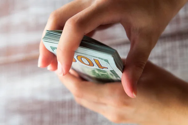 Mujer sosteniendo dólares — Foto de Stock