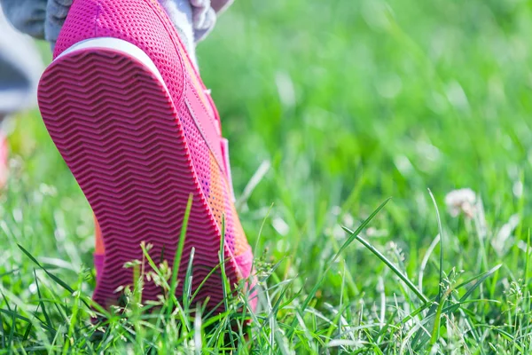 Atletisk foten på ett gräs — Stockfoto