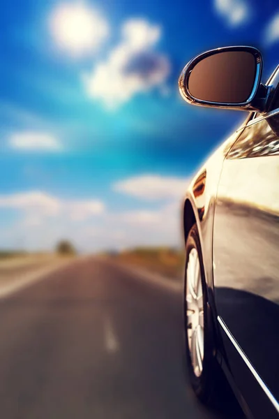 Blurred road and car — Stock Photo, Image