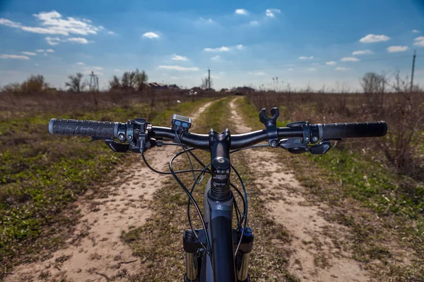 Descendo rápido na bicicleta — Fotografia de Stock