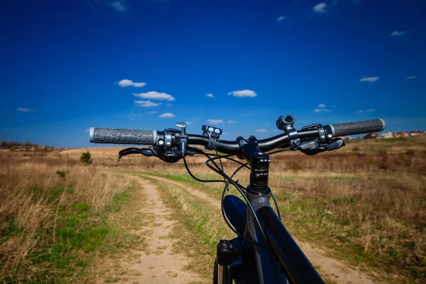 Mit dem Fahrrad schnell bergab — Stockfoto