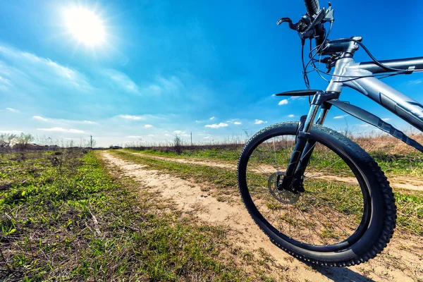 Descendo rápido na bicicleta — Fotografia de Stock