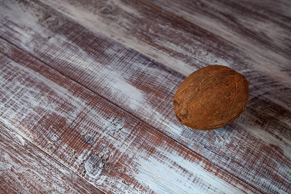 Coco sobre un fondo de madera — Foto de Stock