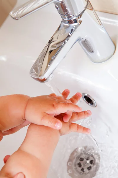 Child 's hands under water — Stock Photo, Image
