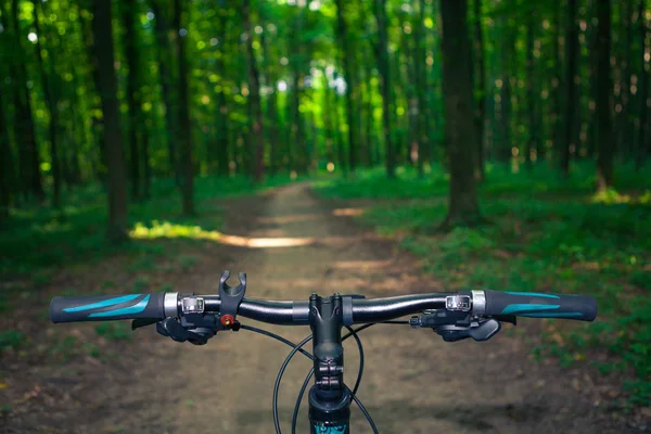 Fahrradfahren im Park — Stockfoto
