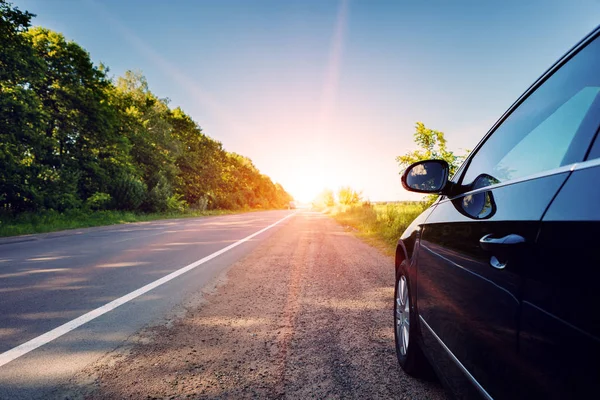 Carretera borrosa y coche —  Fotos de Stock