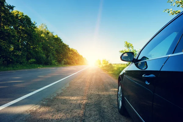 Carretera borrosa y coche —  Fotos de Stock