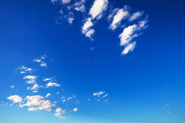 Lucht met witte wolken — Stockfoto