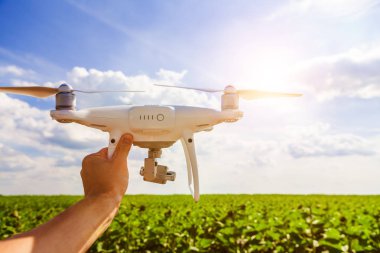 bir adam elinde robot 