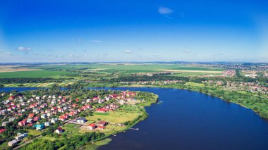 Kırsalda küçük bir köy.