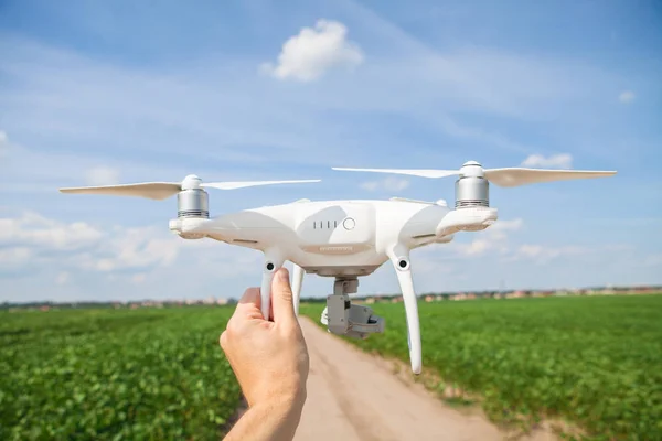 Drone in de hand van de mens — Stockfoto