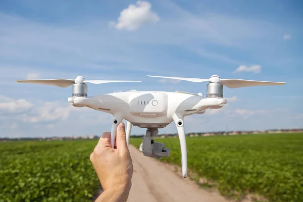 Drone na mão de um homem — Fotografia de Stock
