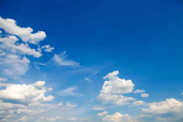 Lucht met witte wolken — Stockfoto