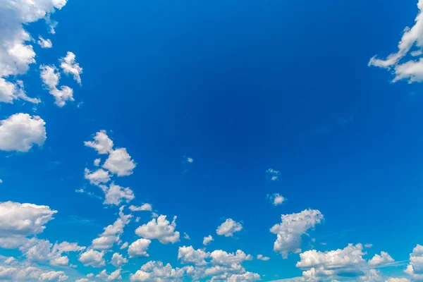 Небо с белыми облаками — стоковое фото