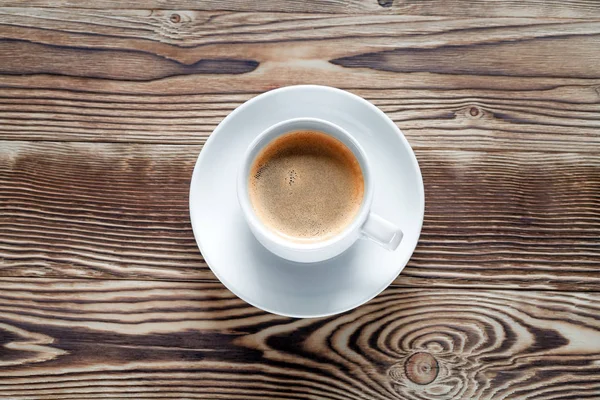 Xícara de café na mesa de madeira — Fotografia de Stock