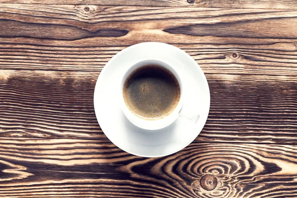 Kaffeetasse auf Holztisch — Stockfoto