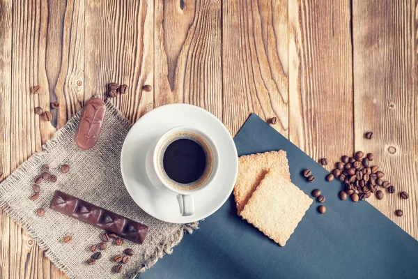 Xícara de café na mesa de madeira — Fotografia de Stock