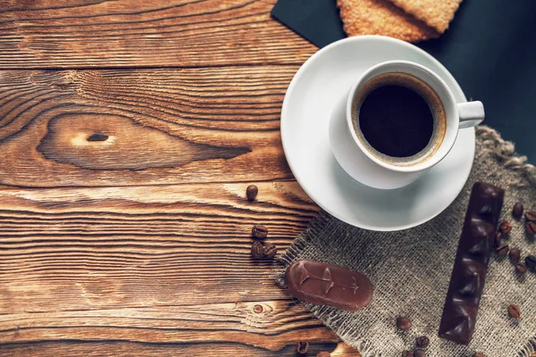 Taza de café sobre mesa de madera — Foto de Stock