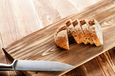 Ahşap arka plan üzerinde ekmek