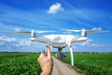 elinde bir adam için robot 