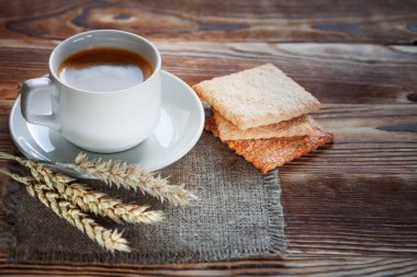 Kahve Kupası tahta masada yakın çekim