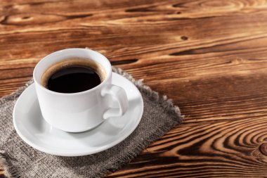 bir arka plan üzerinde kahve fincan ile ahşap bir t yatak takımları üzerinde pasta