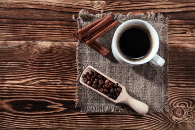 bir arka plan üzerinde kahve fincan ile ahşap bir t yatak takımları üzerinde pasta