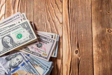 ahşap arka plan üzerinde dolar