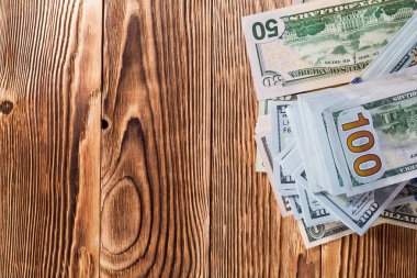 ahşap arka plan üzerinde dolar