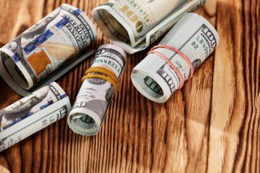 ahşap arka plan üzerinde dolar