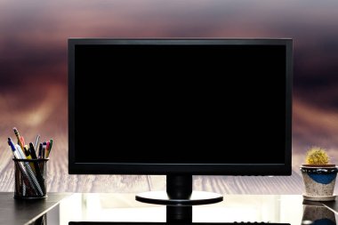 siyah masa üstünde bilgisayar