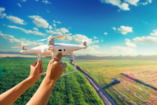 A drone és a fotós kezében — Stock Fotó