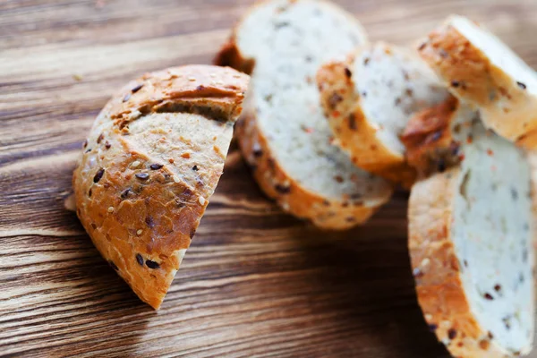 ขนมปังบนพื้นหลังไม้ — ภาพถ่ายสต็อก