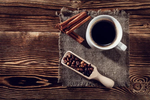 Torta em roupa de cama com a xícara de café em um fundo um t de madeira — Fotografia de Stock