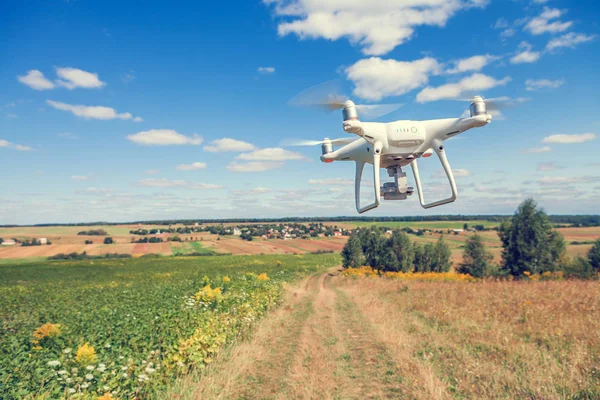 Blanc Drone dans le champ — Photo